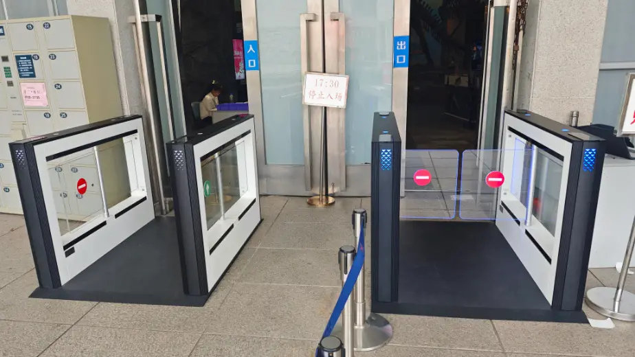 museum entrance turnstile