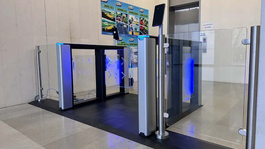 speed gate with facial recognition system